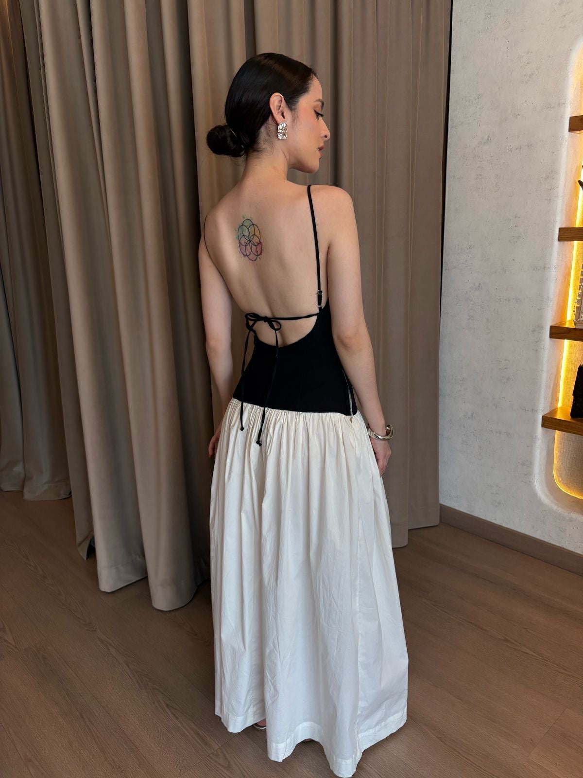 Vestido bicolor con escote en la espalda