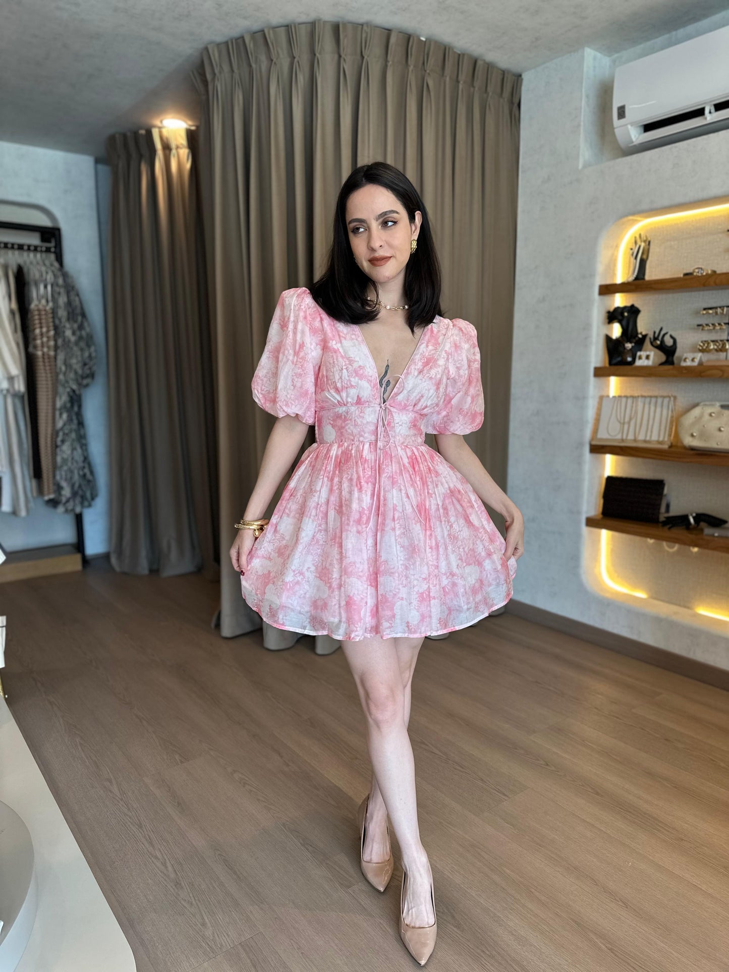 Vestido corto rosa con manga