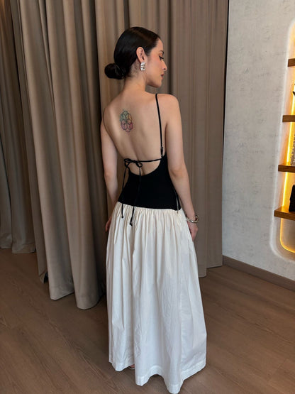 Vestido bicolor con escote en la espalda