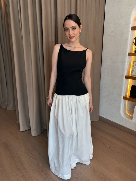Vestido bicolor con escote en la espalda